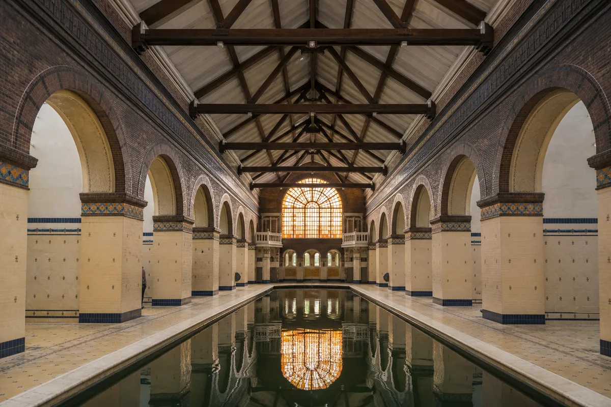 Ancienne piscine municipale en brique et mosaïque transformée en lieu culturel